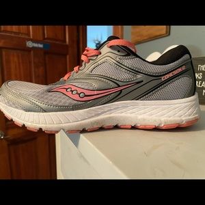 Women’s tennis shoes